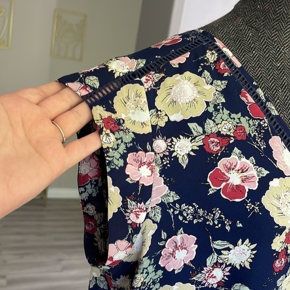 DR2 Navy Floral short sleeve blouse Size Large - Picture 5 of 7